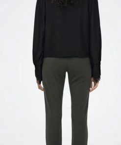 Only Blouse Onllola Ls Lace Insert Top Wvn 15268020 Black Dames Maat - M -Exporteren dameskleding winkel 406x840 3