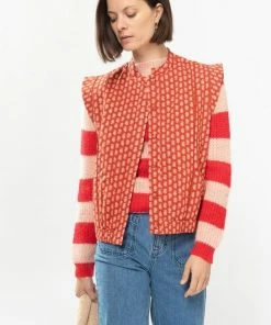 Sissy Boy Sissy-Boy - Donkerrode Gilet Met Bloemenprint -Exporteren dameskleding winkel 545x840 3