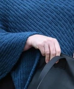 Knit Factory Nicky Gebreide Dames Poncho - Zwart - One Size - Met Opstaande Kraag -Exporteren dameskleding winkel 550x309 5