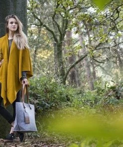 Onbekend Knit Factory Jazz Gebreid Omslagvest - Dames Poncho - Purple - One Size - Inclusief Sierspeld -Exporteren dameskleding winkel 550x366 16