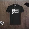 Merkloos Tshirt - Maat M - Tekst - Dad By Day Gamer At Night - Papa - Vader - Dad - Kado - Cadeau - Kerst - Verjaardag - Vaderdag - Gamer - Man -