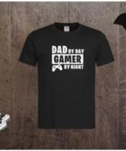 Merkloos Tshirt - Maat M - Tekst - Dad By Day Gamer At Night - Papa - Vader - Dad - Kado - Cadeau - Kerst - Verjaardag - Vaderdag - Gamer - Man -