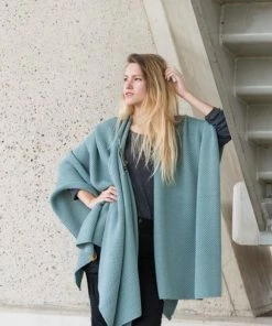 Onbekend Knit Factory Jazz Gebreid Omslagvest - Dames Poncho - Purple - One Size - Inclusief Sierspeld -Exporteren dameskleding winkel 550x488 1