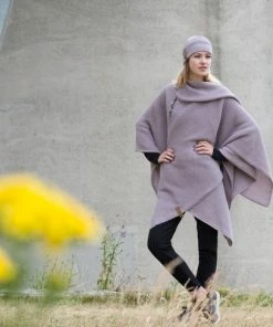 Onbekend Knit Factory Jazz Gebreid Omslagvest - Dames Poncho - Purple - One Size - Inclusief Sierspeld -Exporteren dameskleding winkel 550x488 2