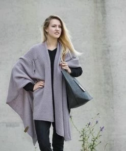 Onbekend Knit Factory Jazz Gebreid Omslagvest - Dames Poncho - Purple - One Size - Inclusief Sierspeld -Exporteren dameskleding winkel 550x488 5