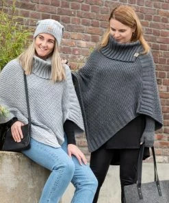 Knit Factory Nicky Gebreide Dames Poncho - Zwart - One Size - Met Opstaande Kraag -Exporteren dameskleding winkel 550x550 101