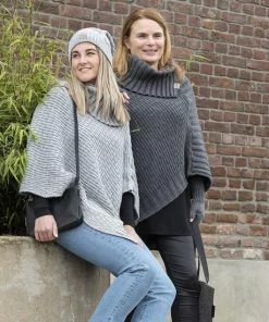 Knit Factory Nicky Gebreide Dames Poncho - Zwart - One Size - Met Opstaande Kraag -Exporteren dameskleding winkel 550x550 99