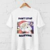 Feel Free Design Christmas T-Shirt | Don't Stop Believing | Cartoon | 100% Organisch Katoen | Wit | Maat S