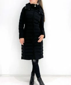 Emporio Armani EA7 Donsjas Lang Met Gouden Details Zwart Maat : S -Exporteren dameskleding winkel 550x797 5