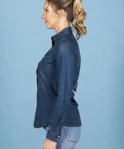 Merkloos Doqi Spijkerblouse “Fishy” - Dames - 100% Cotton - Enzyme Washed Shirt - Getailleerde Spijkerblouse - 4 Maten Beschikbaar -Exporteren dameskleding winkel 550x824 80