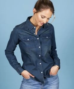 Merkloos Doqi Spijkerblouse “Fishy” - Dames - 100% Cotton - Enzyme Washed Shirt - Getailleerde Spijkerblouse - 4 Maten Beschikbaar