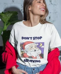 Feel Free Design Christmas T-Shirt | Don't Stop Believing | Cartoon | 100% Organisch Katoen | Wit | Maat S -Exporteren dameskleding winkel 550x825 454